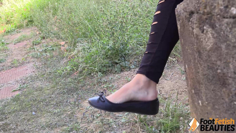 Foot Fetish HD: Awek seksi Dollyc menunjuk-nunjukkan kakinya di atas batu dengan baik