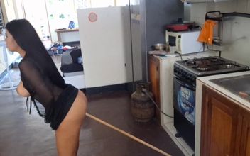 Incredible – Beautiful Stepmother Masturbates in the Kitchen with a Broomstick