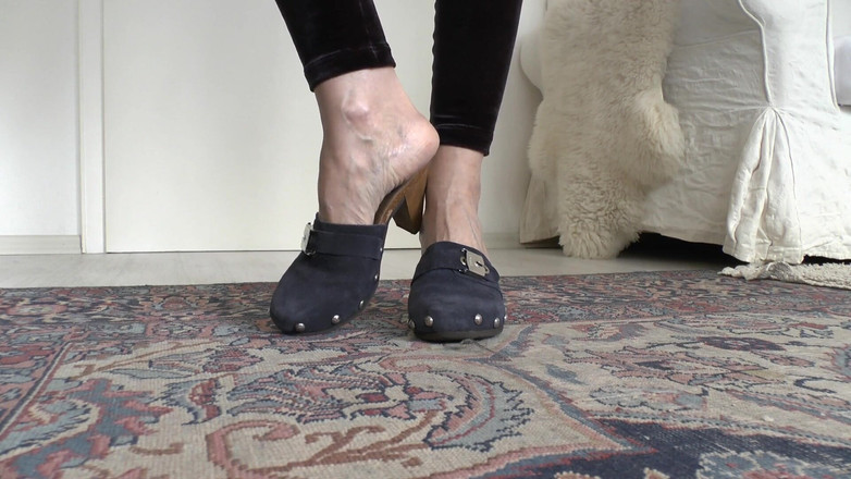 Lady Victoria Valente: Sandal Kayu Biru, Sabot, Lady Victoria Valente