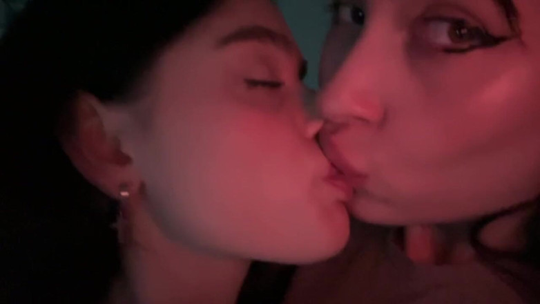 LuchCrush: Ciuman lesbian yang ceroboh berubah menjadi pesta memek becek