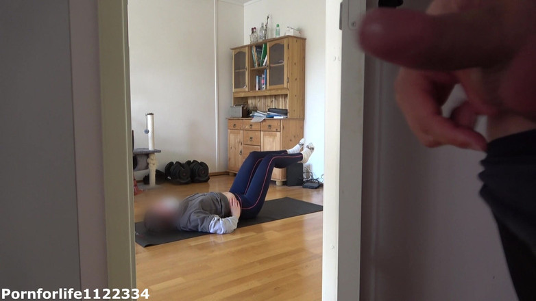 Pornforlife1122334: Üvey kız kardeşimin yoga yapmasını izlemeyi ve mastürbasyon yapmayı seviyorum