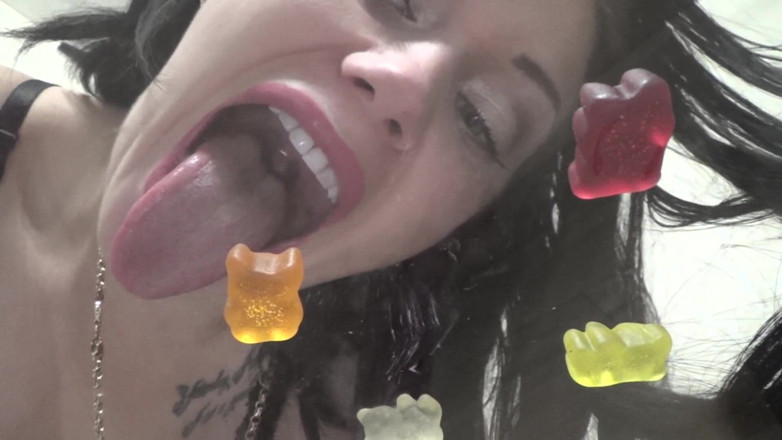 Goddess Misha Goldy: Jedzenie gummies From the Glass!