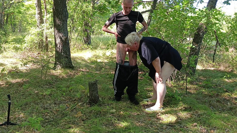 Zona901: Stiefmutter gibt einen öffentlichen blowjob im park