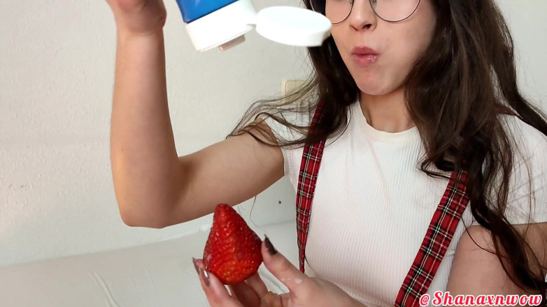 Shanaxnow: Aardbeien met Shana-voedselfetisj
