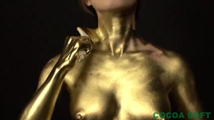 Cocoa Soft: The first pregnant woman in the gold paint