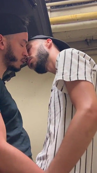Citabeur - dos jóvenes hombres árabes gay se encuentran en un estacionamiento