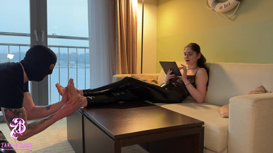 Zara Bizarr: Hamba kaki di Hotel