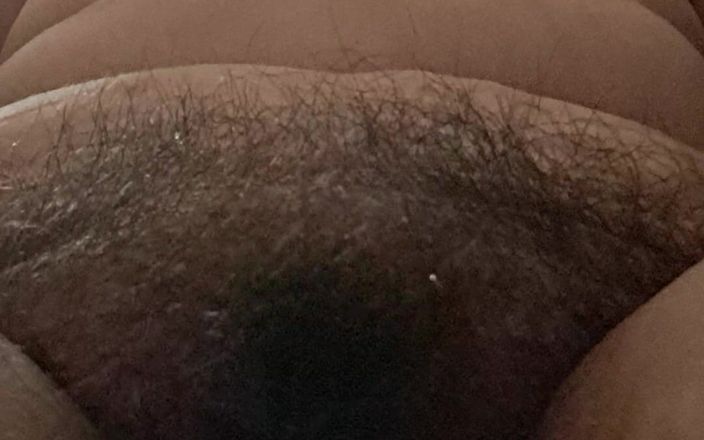 Mommy big hairy pussy: Arătându-mi vaginul pe cameră iubitului meu