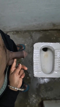 Desi Bhabhi tiene il pene del fratellastro e lo fa pipì e si fa pipì