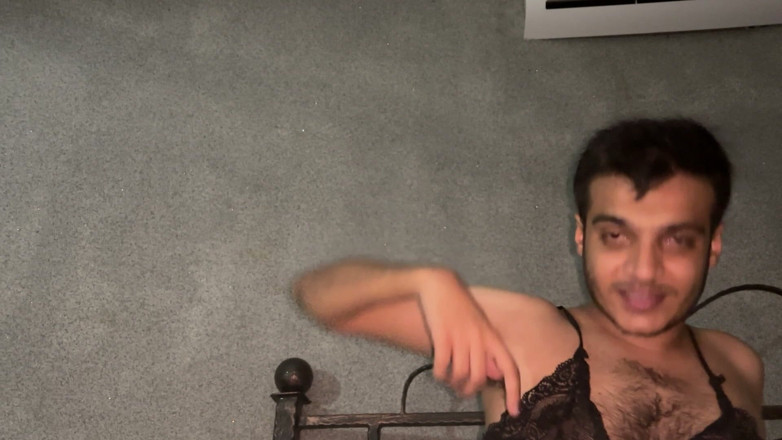 Alyssa Karim Merali: Sissy bawi się ze sobą w rozkosznych orgazmach, aż spuści...