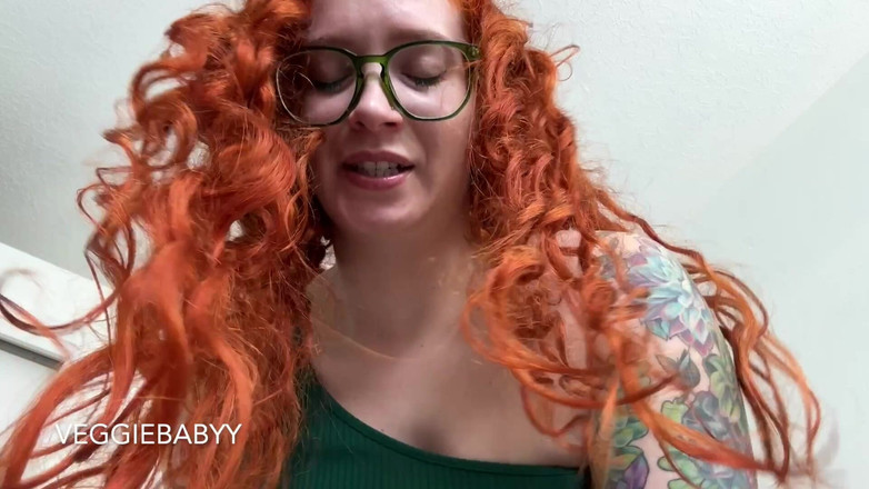 Veggiebabyy: 후타돔은 Sissy의 메이크업을 한 다음 페이스 핑거링과 페이셜로 망쳐버린다