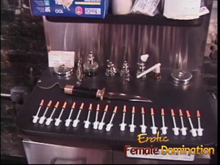 Erotic Female Domination: Loira e ruiva dominadora atormentando escravo amarrado com máscara de...