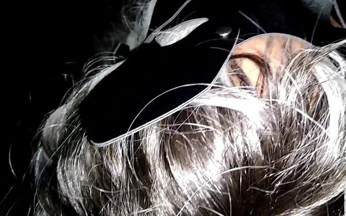 Sexsicouple: Soție curvă împărțită bucurându-se în cabina gloryhole cu prietenii