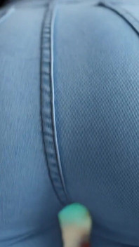 牛仔裤脸坐在第一人称视角！完美屁股牛仔裤试穿