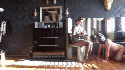 Lady Victoria Valente: Šlapání v gymnastických pantoflích