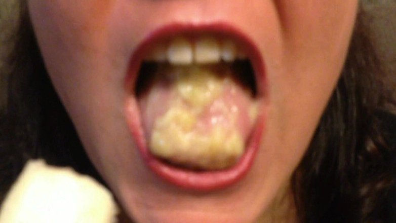 Lily Lipstixxx: Pisang menelan, bukan meludah!