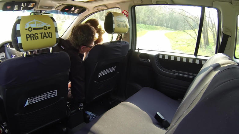 Czech Taxi: Schönheit squirtet überall im taxi