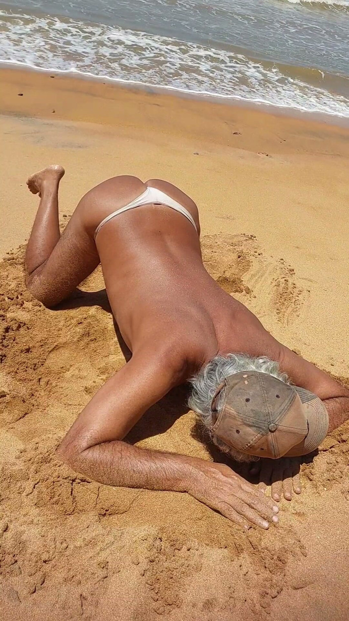 Ladysilvas: Ladysilva sulla spiaggia in mutandine ed abbronza il suo culo...