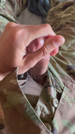 Gay Soldier Stuff: Armádní specialista si honí v uniformě a vytéká pre sperma...