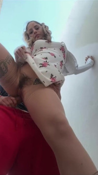 Junges Italienisches Mädchen Mit Dicken Titten Und Behaarter Muschi - Sex in Der Öffentlichkeit an Der Hauptstraße, Blowjob