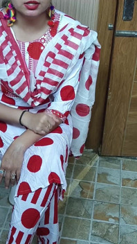 ヒンディー語のティーンの継息子は、服を着替える継母の後ろに忍び込み、彼女はヒンディー語のオーディオでこれが好きです