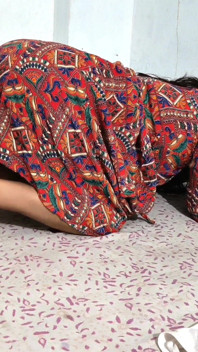 Desi indische reife bhabhi mit großen möpsen im rock gefickt