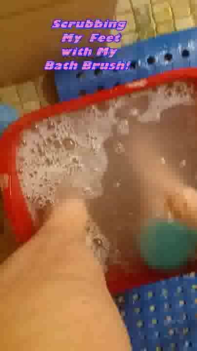 BBW nurse Vicki adventures with friends: Dráždění mých velkých nohou a nohou kartáčem