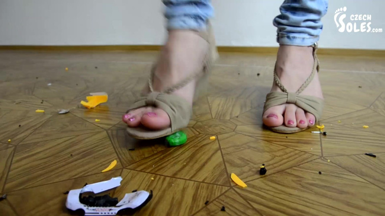 Czech Soles - foot fetish content: Giantess nghiền nát những chiếc xe hơi puny