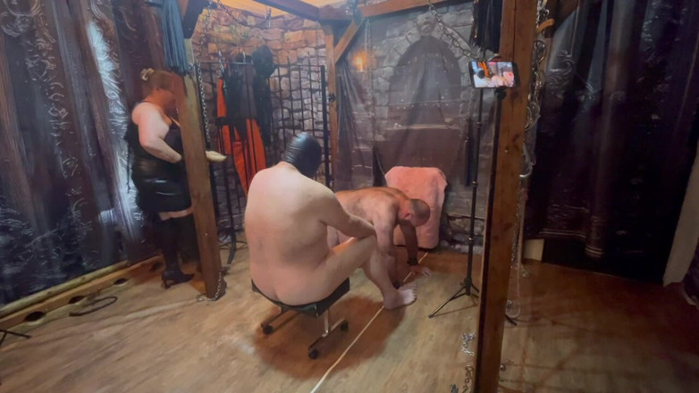 Lanista_Bear: Часть 1: - Booboo является местом Домины, пока кормушка для дна кормит ее.