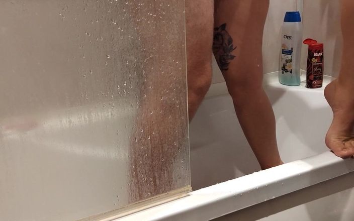Emma Alex: Dusche gegenseitige masturbation
