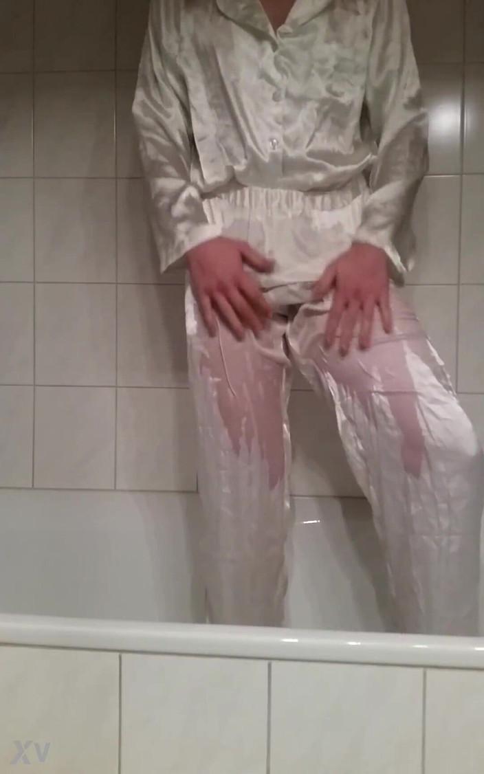 Satin_Slave21: Selfpissing di satin