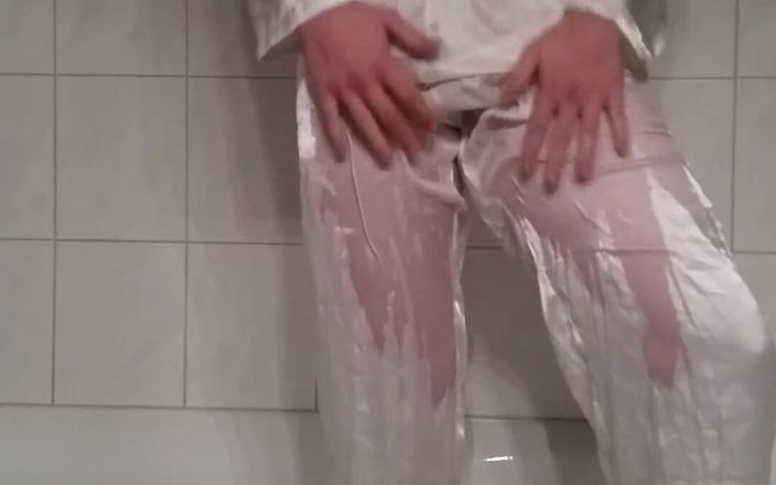Satin Slave: Selfpissing di satin