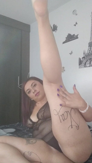 Lizi Love: Danza sensuale e calda per arrivare alla masturbazione