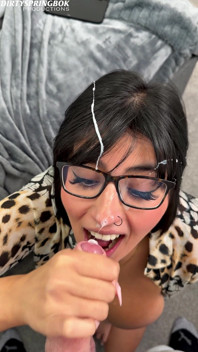 Aaliyah Yasin kameraman tarafından dölle kaplanıyor