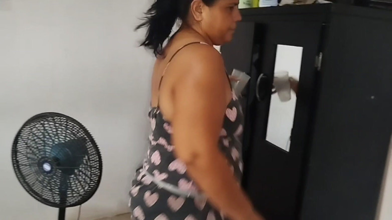 Adribella69: Ich heuerte dieses zimmermädchen an, sie kam mit diesen shorts,...