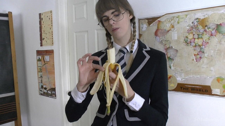 St Mackenzie's Archive: Melissa zjada dużego banana w klasie