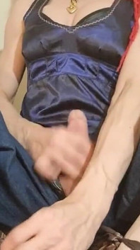穿着牛仔裤和缎面上衣手淫然后捆绑我的蛋蛋