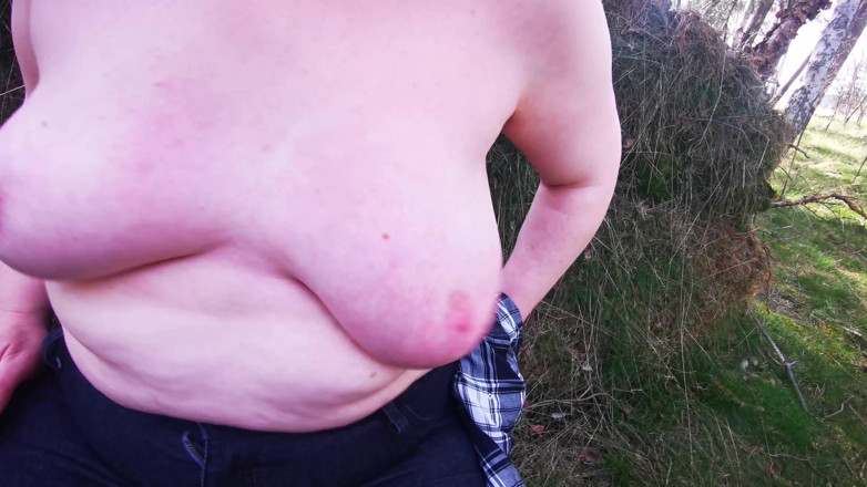 Bouncy Tits Action: Titslapping yang gembira di dalam hutan dan tempat letak kereta