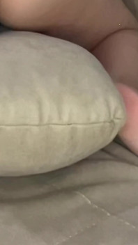 女の子はバイブレーターでオナニーから絶頂