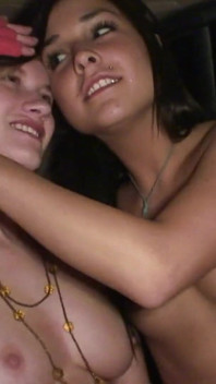 Dos chicas universitarias lesbianas divirtiéndose en el asiento trasero
