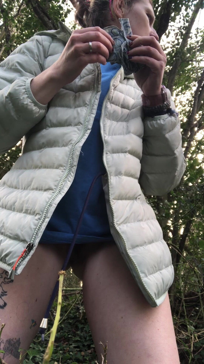 Pissing Paradise: Kucanie Na Zewnątrz, Aby Zrobić Ogromny Potężny Sikanie