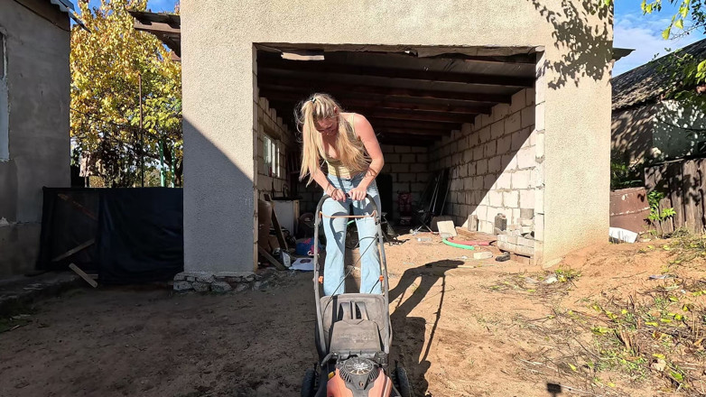 HotPrincessUA: Mavi dişler ve soğuk çim biçme makinesi kıştan sonra kranking mücadelesi