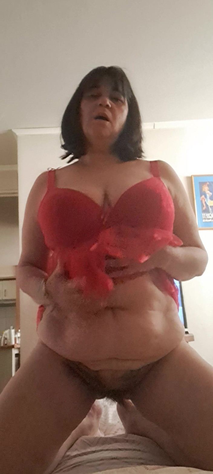 Mommy big hairy pussy: Heiße MILF-Titten zeigen
