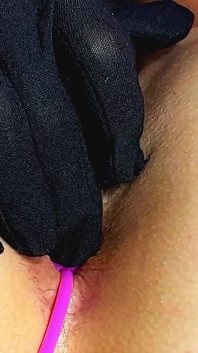Lala Licious - 2 růžové koule v zadku a červená věc