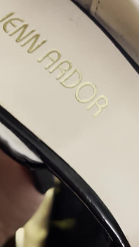 Stewardess aanbidt haar stinkende pantyvoeten