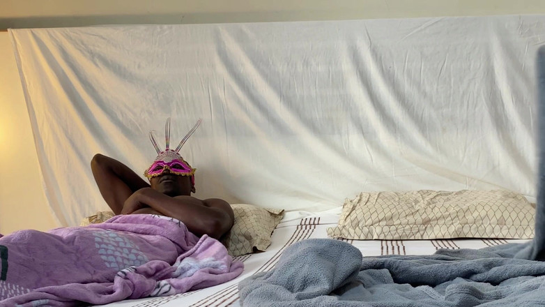 Girlnona: Istriku berusaha untuk tetap setia, tapi suaminya nggak bisa menentang...