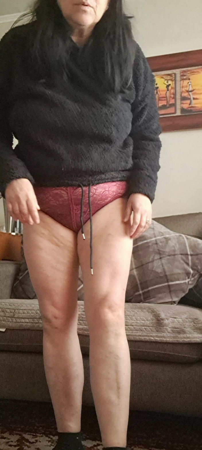 Mommy big hairy pussy: 彼女の無関心な義兄の前でパンティーを履いた熟女、彼は熱くなります