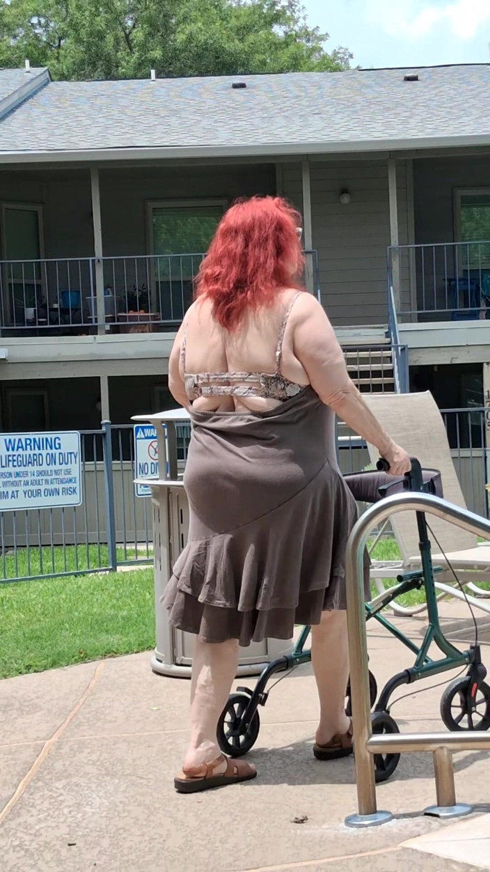 BBW nurse Vicki adventures with friends: Musim panas telah tiba! Masa untuk Lawatan Pertama Ke Kolam...