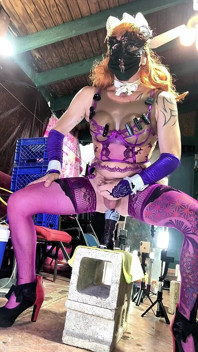 Sexy transe in violetten dessous steckt flasche in seinen arsch