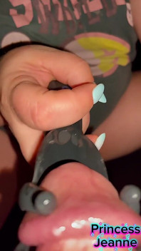 Sborrata molto ravvicinata con un vibratore senza mani pov